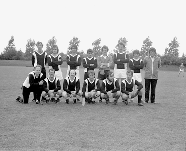 880876 Groepsportret (elftalfoto) van een voetbalelftal van de R.E.M.U., bij een onderling toernooi op het sportpark ...